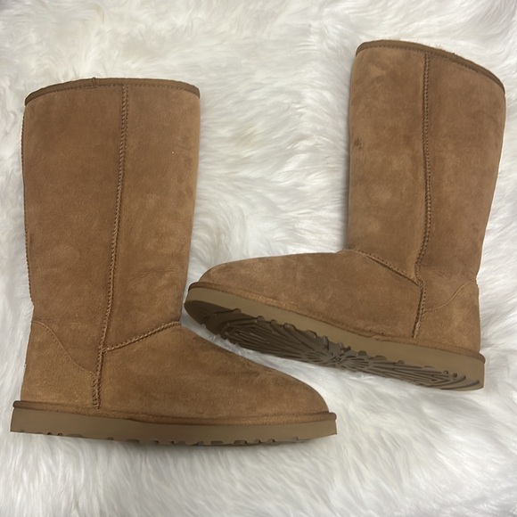 UGG Boots - Picture 2 of 4